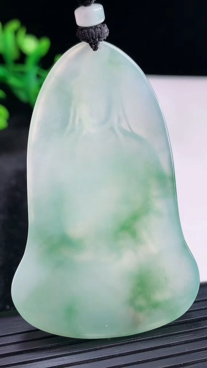 天然A货翡翠素衣观音吊坠，尺寸62-40.6-5.8重量:31.76g
3月30日