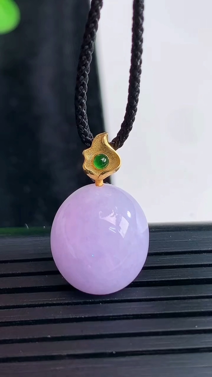 天然A货翡翠18k金紫罗兰蛋面吊坠，尺寸14-13-8.5重量:2.72g
3月30日
