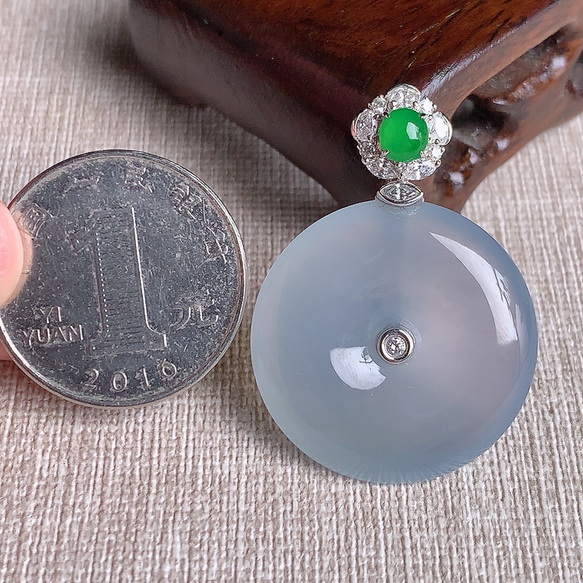 天然A货翡翠18K金伴钻镶嵌白冰白月光平安扣吊坠 
尺寸37.5-26.8-5.8mm 重量10.08g 0329
