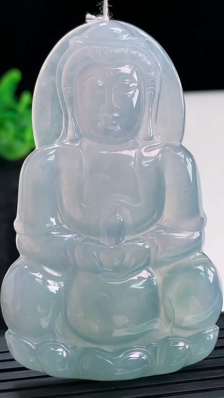 天然A货翡翠种紫罗兰正装观音吊坠，尺寸71-44-6重量:33.80g
3月30日