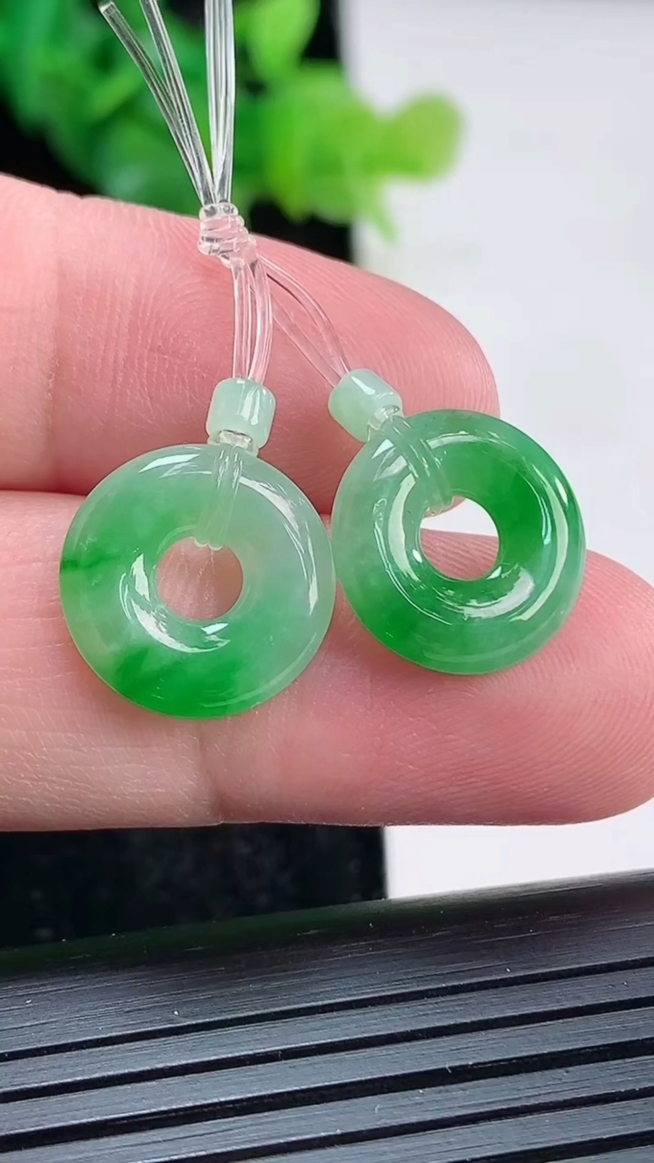 天然A货翡翠子母平安环吊坠一对，尺寸14-2.5重量:2.03g
3月30日