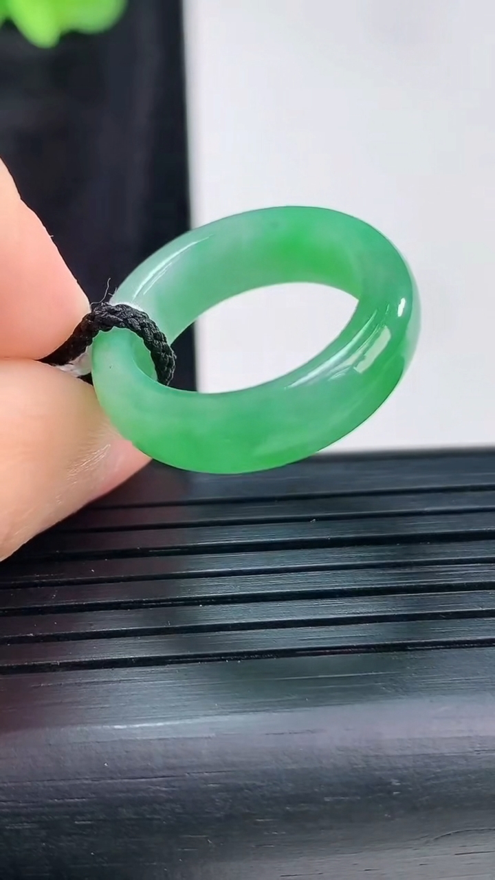 天然A货翡翠素面玉指环 戒指 尺寸16.2-6-3.5重量:3.75g2026年3月30日
工厂直销收藏佳品,种好水足，色泽均匀，有种有色，上手高大气！