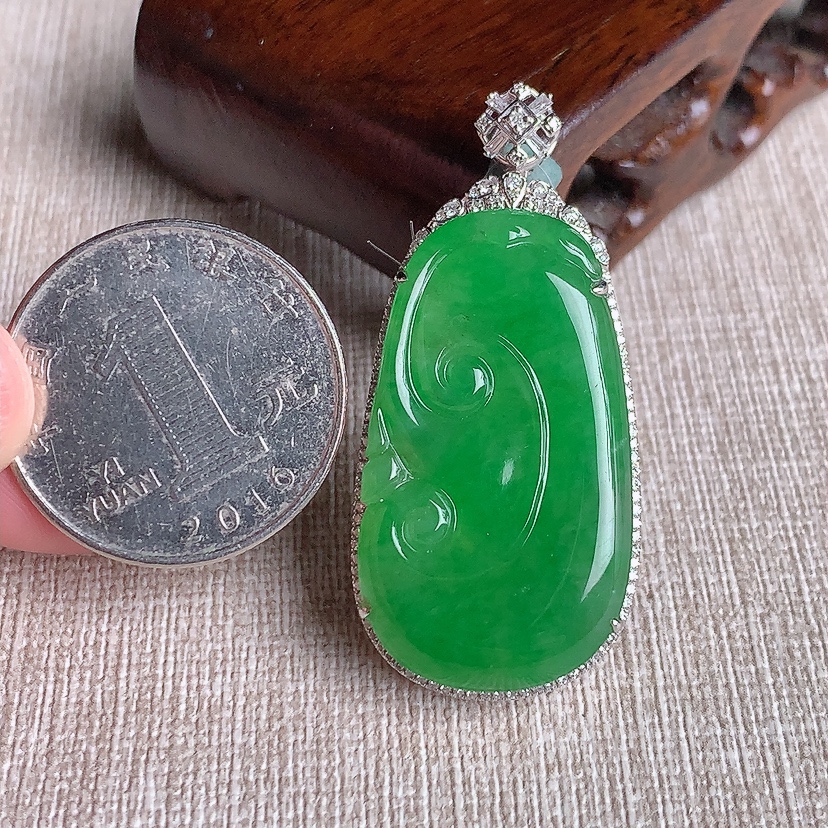 天然A货翡翠18K金伴钻镶嵌满绿如意吊坠  
尺寸44-20.6-7.7裸石33.8-19mm 重量9.25g 0329