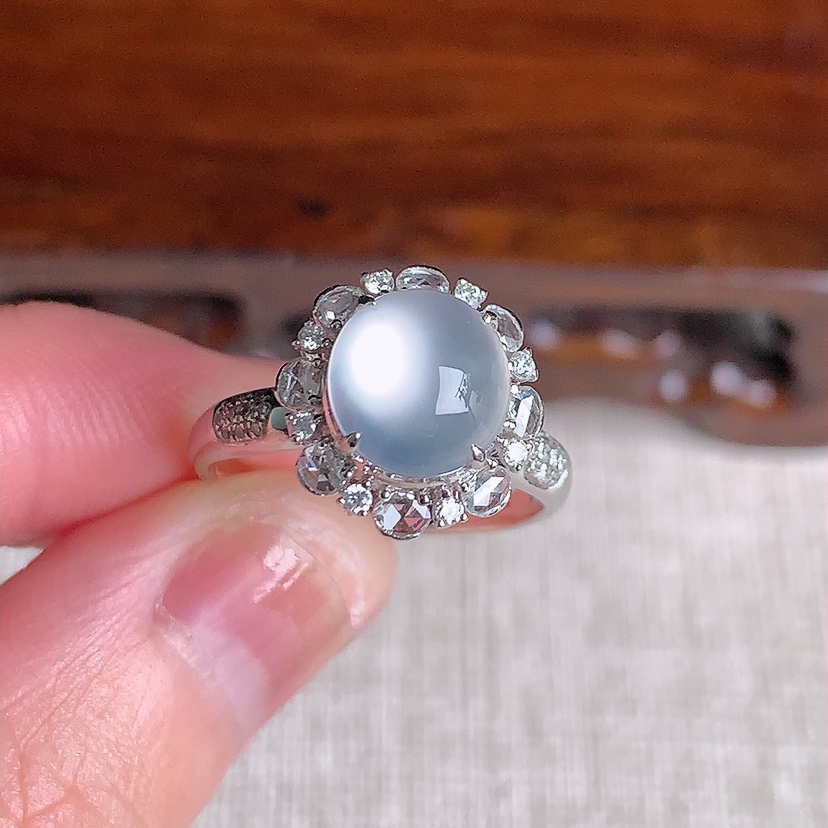 天然A货翡翠18K金伴钻镶嵌白冰白月光蛋面戒指 圈口17.4裸石
尺寸8.5-7.6mm 重量3.4