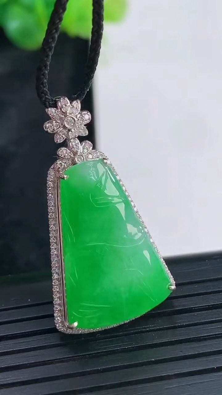 天然A货翡翠节节高升 竹节吊坠，尺寸34-18.6-8，裸石23-16.5重量:5.46g
3月30日