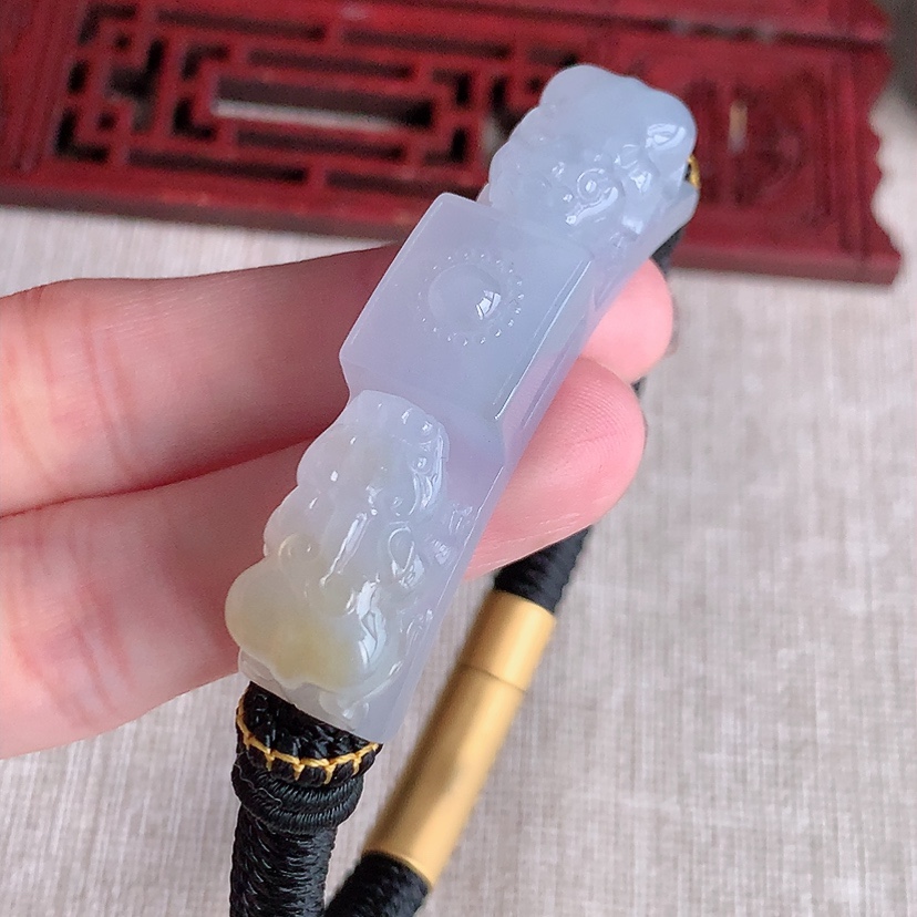 天然A货翡翠紫罗兰飘黄翡招财貔貅手牌 
尺寸52.2-12-11mm 重量30.48g 0329