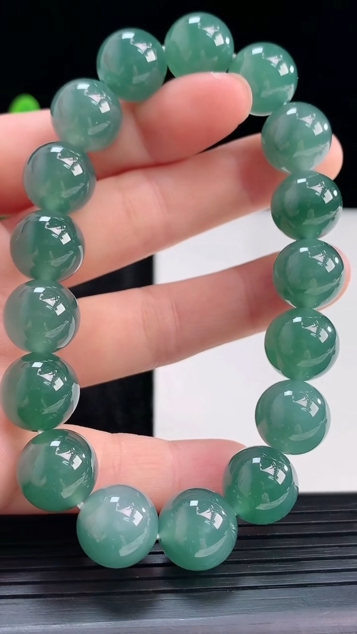 天然A货翡翠圆珠手串，尺寸12.5重量:54.91g3月30日
工厂直销收藏佳品,种好水足，色泽均匀，有种有色，上手高大气！