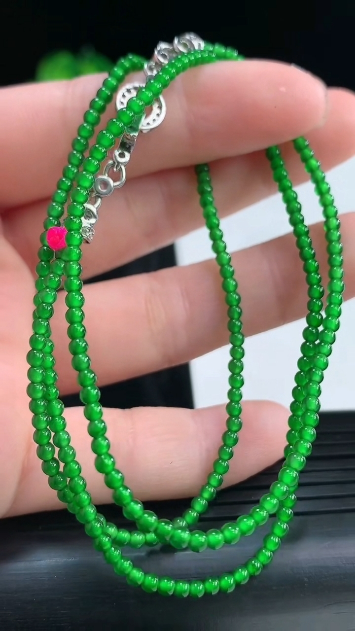 天然A货翡翠小米圆珠项链，尺寸2.5重量:6.42g3月30日
工厂直销收藏佳品,种好水足，色泽均匀，有种有色，上手高大气！
