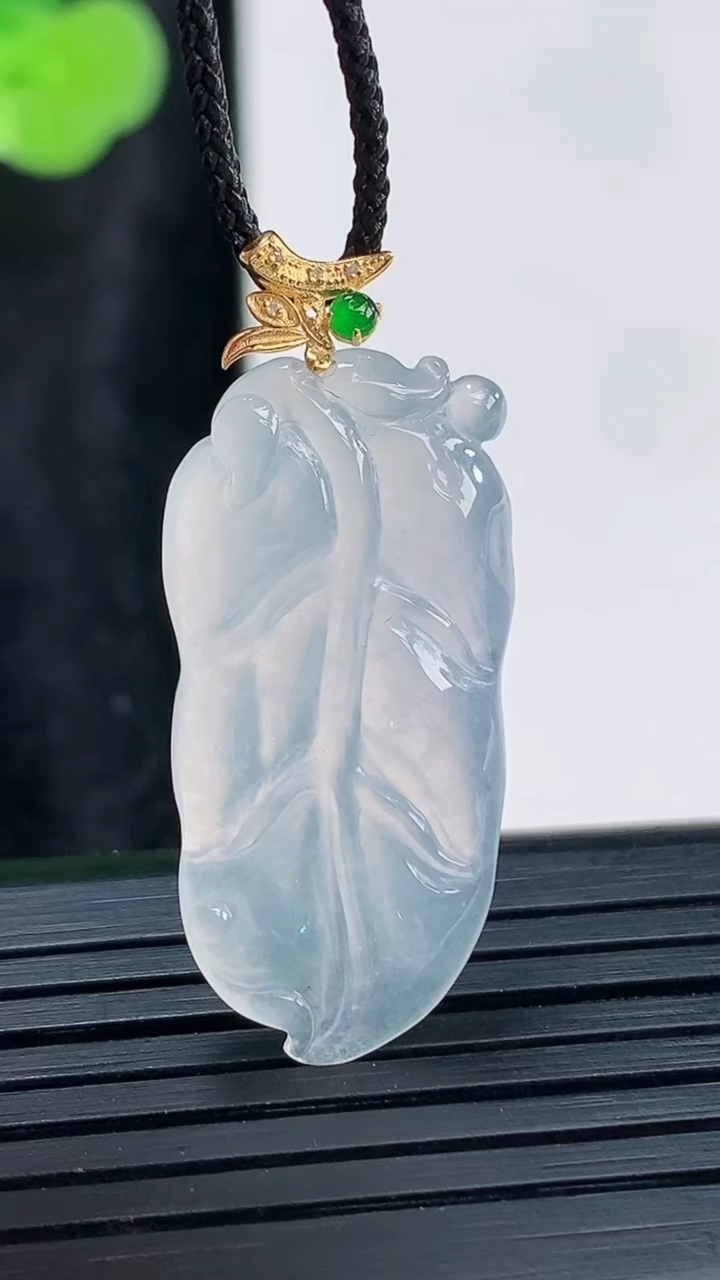 天然A货翡翠种白冰金枝玉叶吊坠，尺寸28-15-4重量:3.74g
3月30日