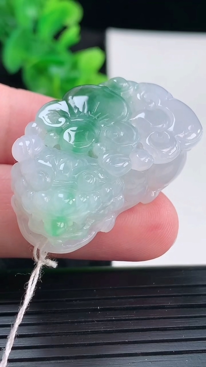 天然A货翡翠貔貅吊坠，尺寸37-22.6-12.8重量:23.44g
3月30日