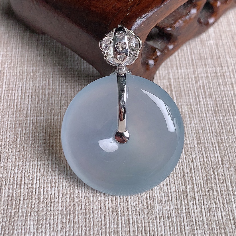 天然A货翡翠18K金伴钻镶嵌白冰白月光平安扣吊坠 
尺寸37.5-26.8-5.8mm 重量10.0