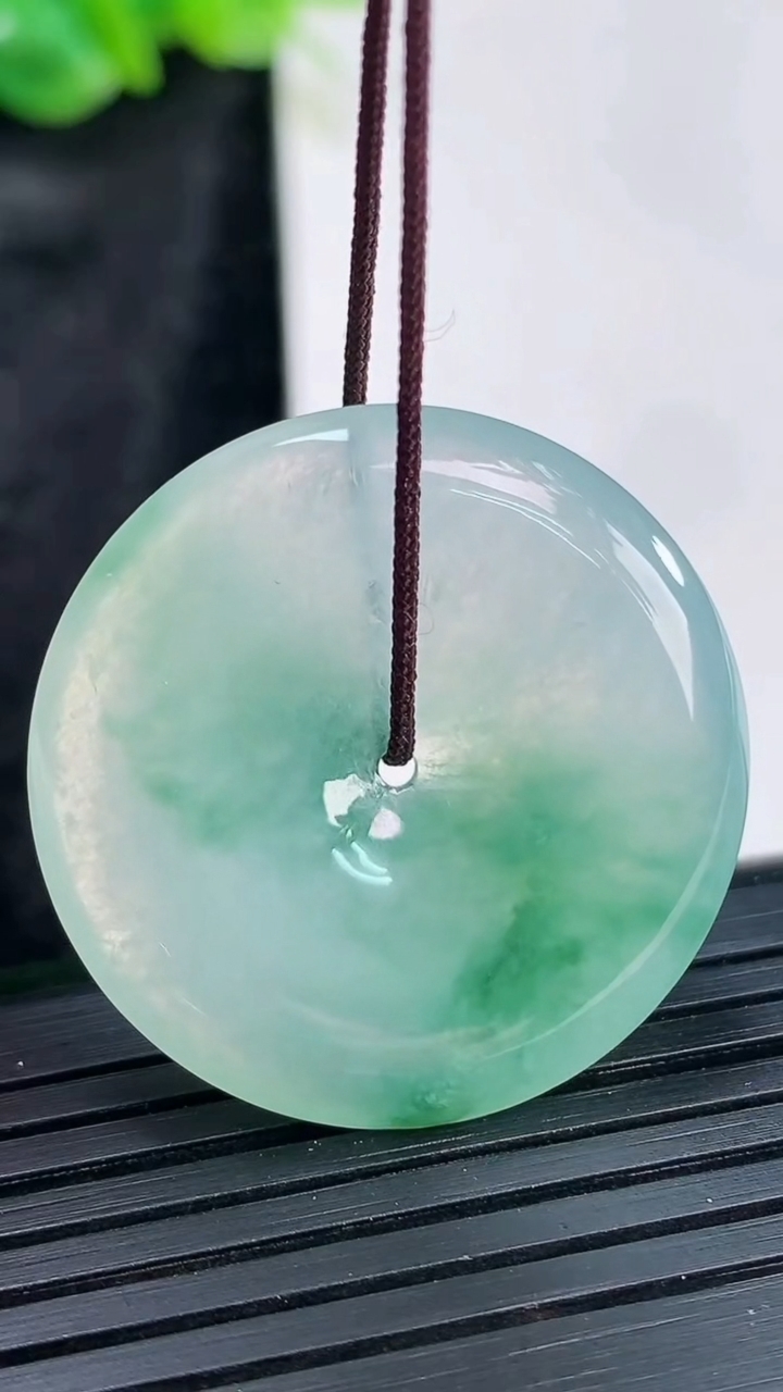 天然A货翡翠冰种飘花平安扣吊坠，尺寸30-5重量:9.08g
3月30日