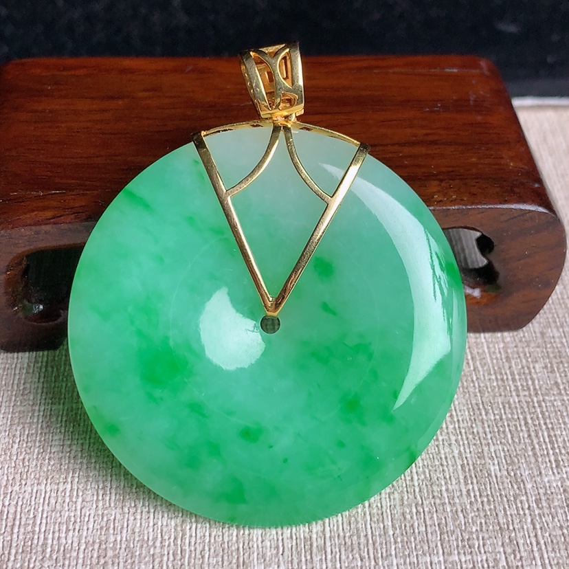 天然A货翡翠18K金伴钻镶嵌满绿大件平安扣吊坠 
尺寸61-50.6-6.8mm 重量40.58g 0329