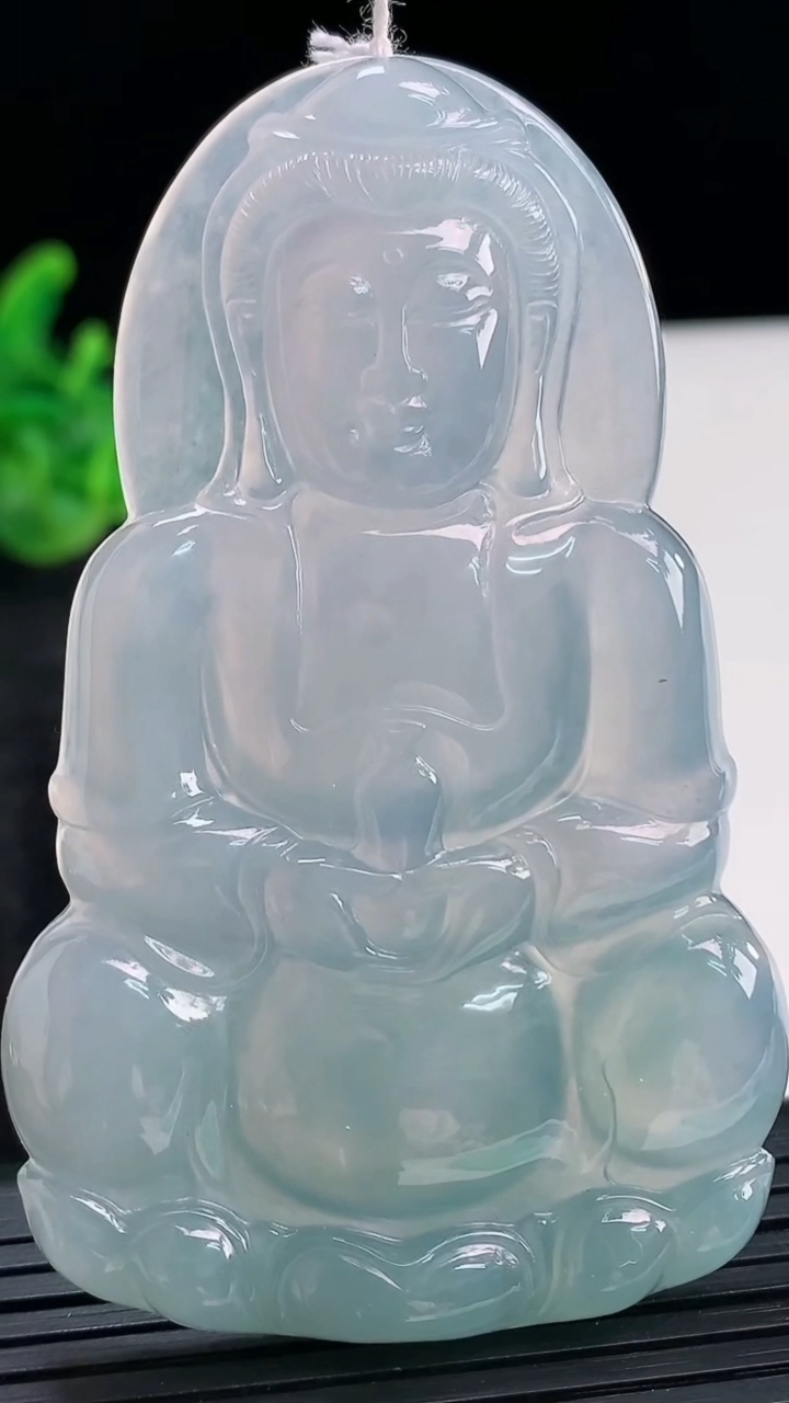 天然A货翡翠种紫罗兰正装观音吊坠，尺寸71-44-6重量:33.80g
3月30日