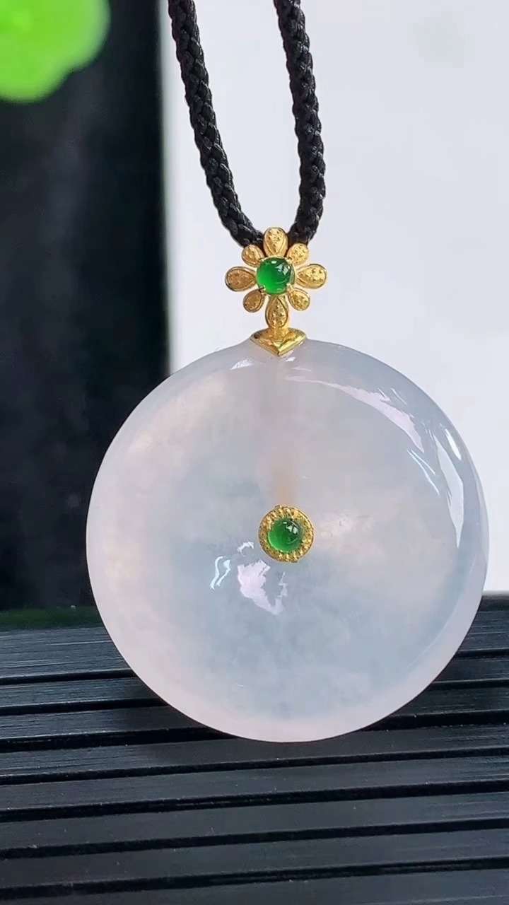 天然A货翡翠种白冰平安扣吊坠，尺寸23-5.5重量:6.24g
3月30日
