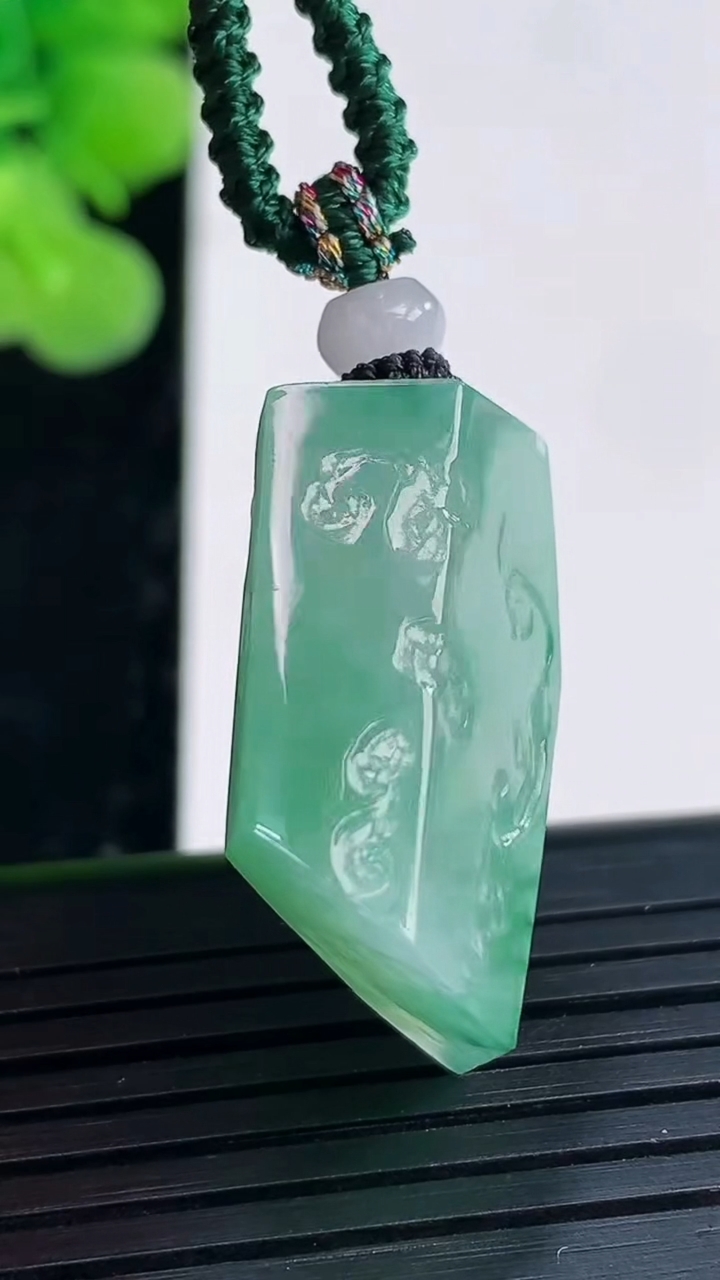 天然A货翡翠原石吊坠尺寸26.1-19.9-8.6重量:9.04g
3月30日