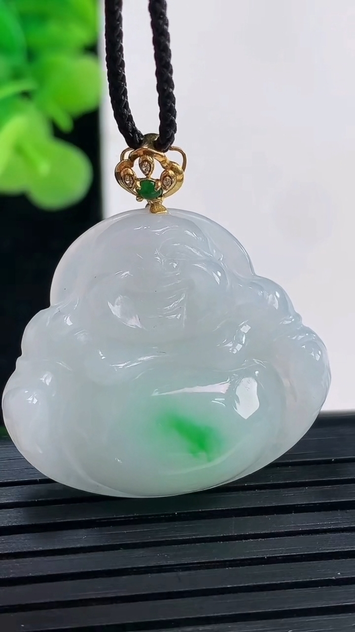 天然A货翡翠佛公吊坠尺寸26.3-30.1-6.5重量:7.77g
3月30日