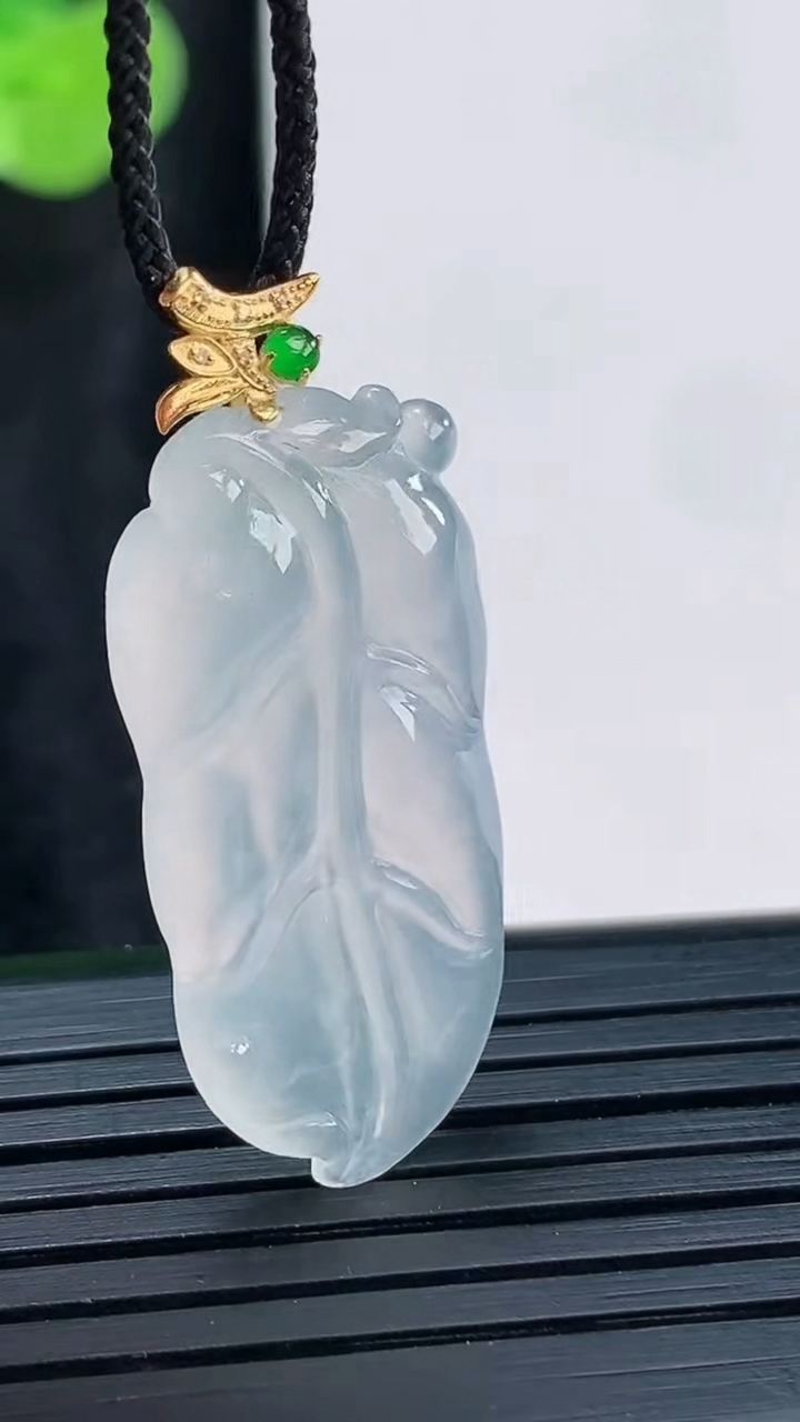 天然A货翡翠种白冰金枝玉叶吊坠，尺寸28-15-4重量:3.74g
3月30日