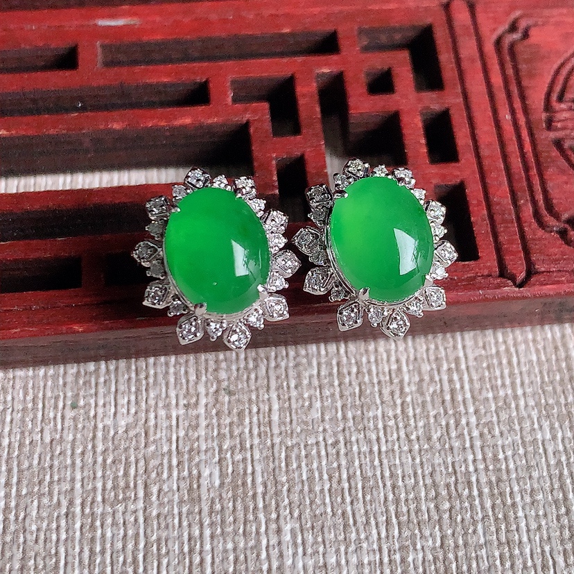 天然A货翡翠18K金伴钻镶嵌阳绿蛋面耳钉 
尺寸9.4-7.2mm 重量3.96g 0329