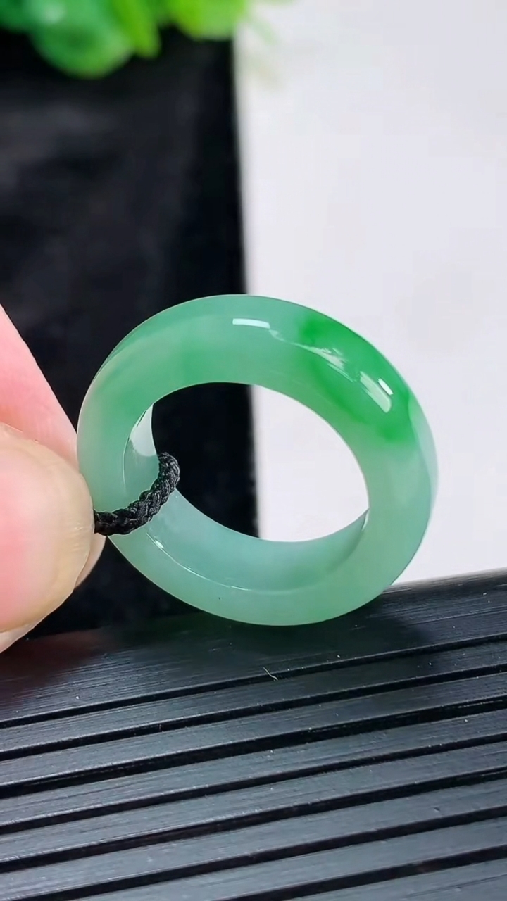 天然A货翡翠素面玉指环 戒指，尺寸16.5-6.2-4重量:4.56g2026年3月30日
工厂直销收藏佳品,种好水足，色泽均匀，有种有色，上手高大气！