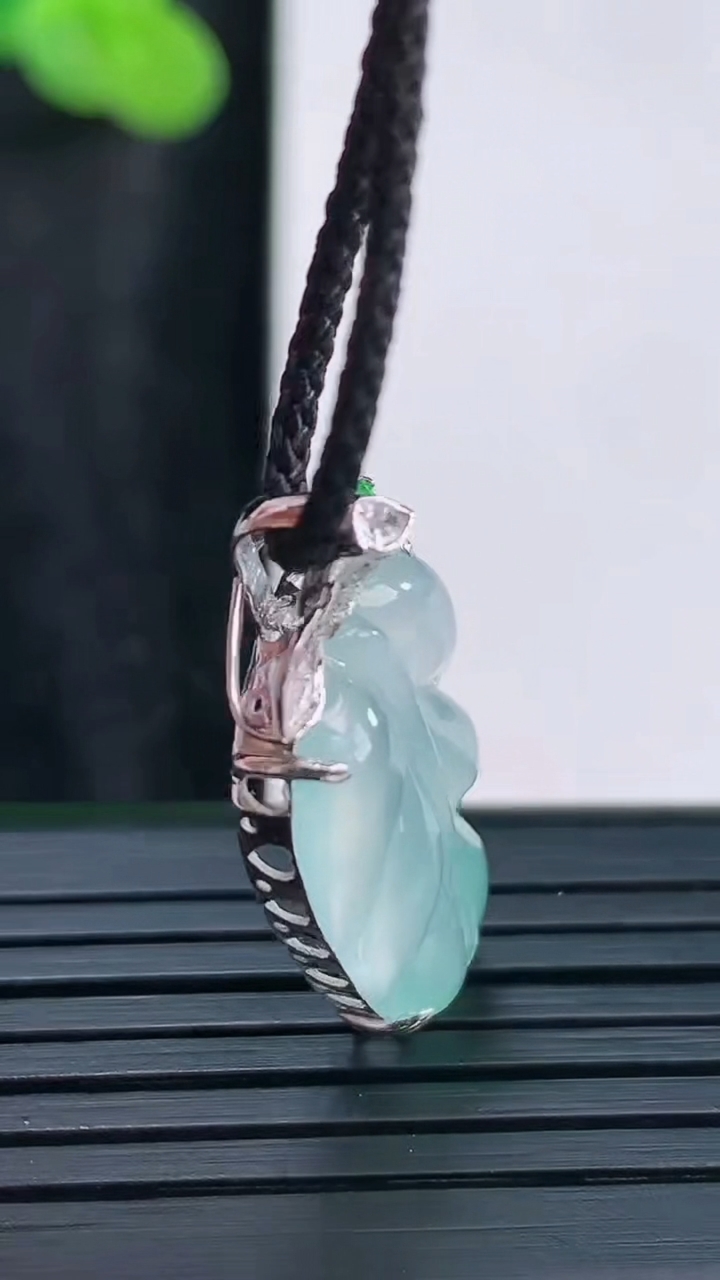 天然A货翡翠种飘花金枝玉叶 叶子吊坠，尺寸28.5-15-5.2，裸石23-15重量:2.95g
3月30日