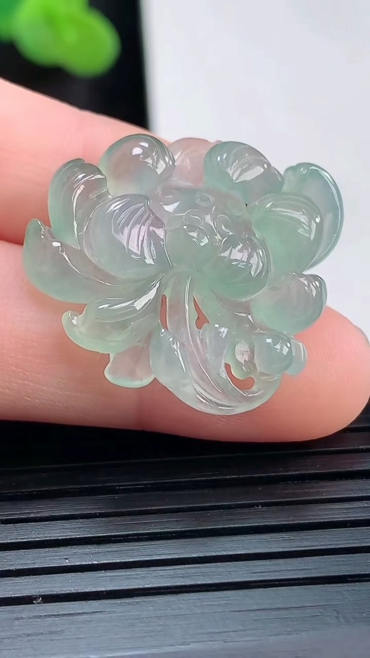 天然A货翡翠和和美美 荷花吊坠，尺寸27.5-25-5.6重量:5.08g
3月30日