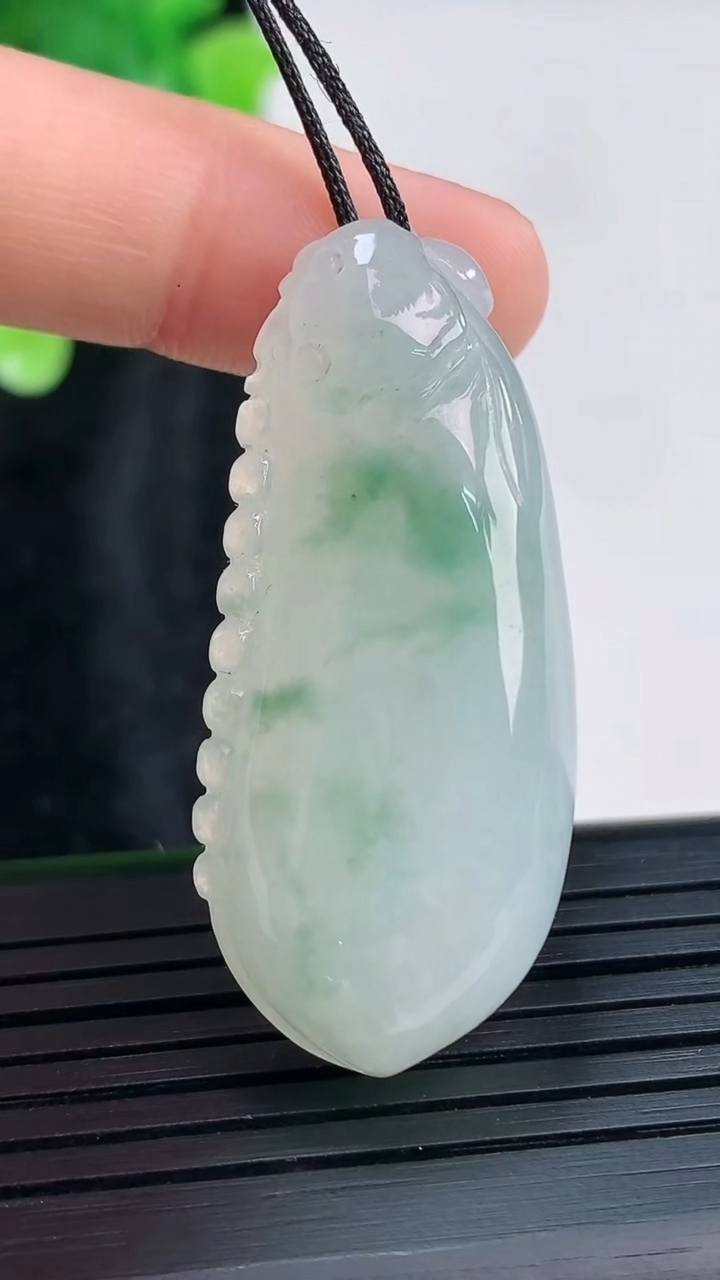 天然A货翡翠福瓜吊坠，尺寸41.5-19-10重量:14.71g
3月30日