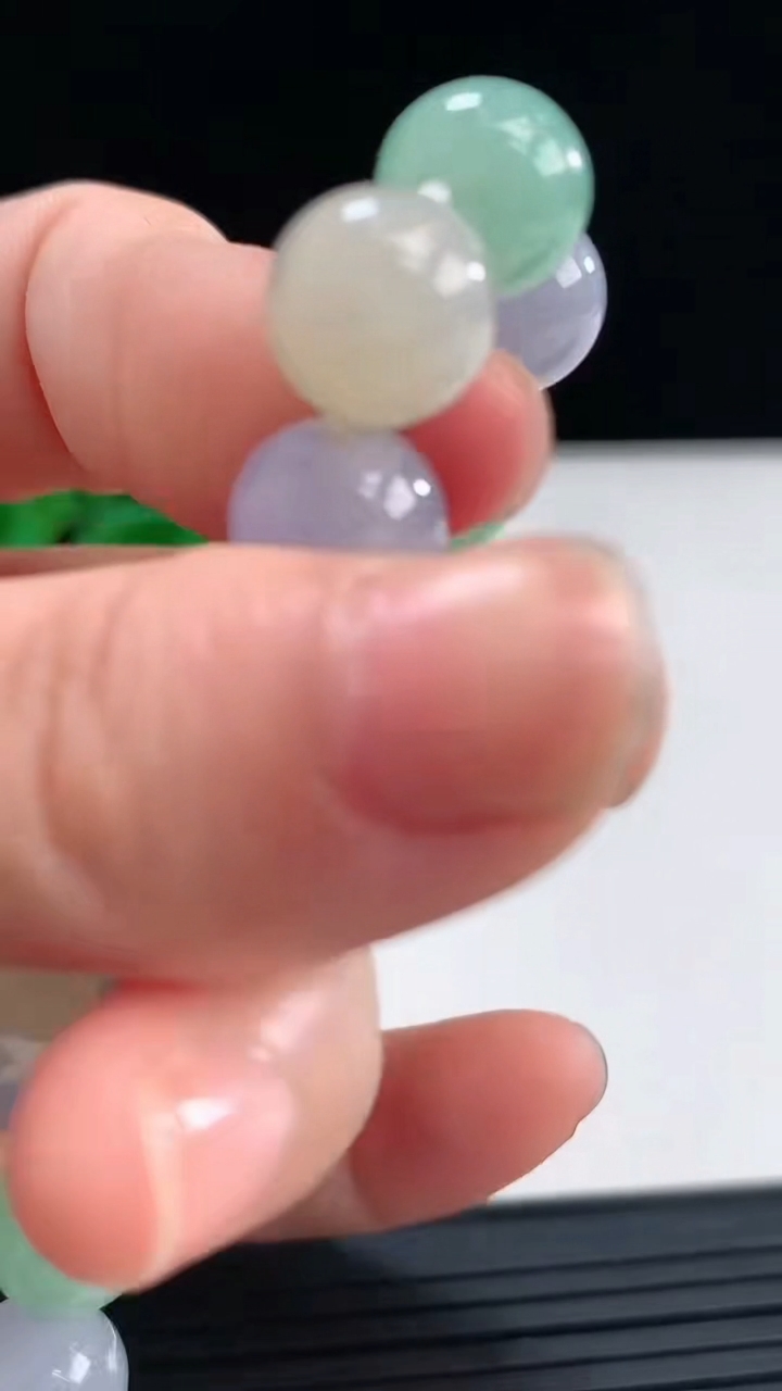 天然A货翡翠三彩圆珠手串尺寸9.9-19颗重量:33.29g3月30日
工厂直销收藏佳品,种好水足，色泽均匀，有种有色，上手高大气！