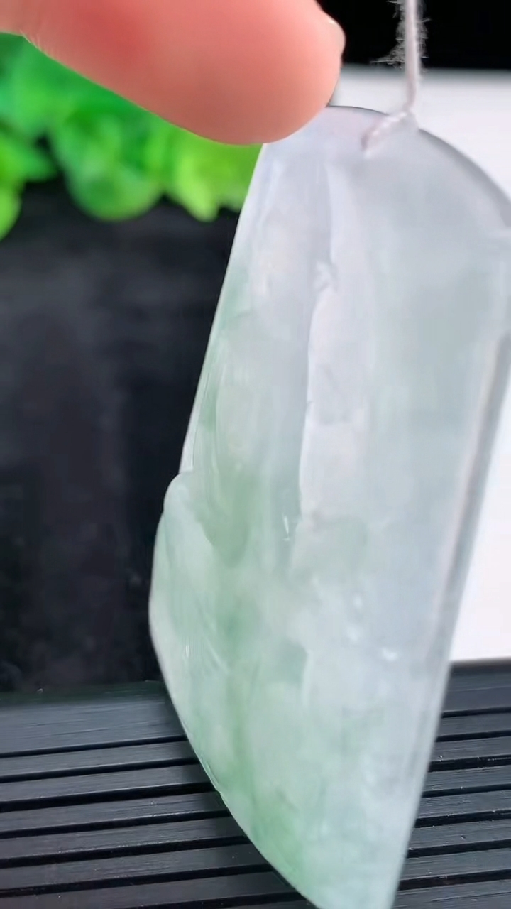 天然A货翡翠大势至菩萨吊坠，尺寸52-38-5.5重量:23.92g
3月30日