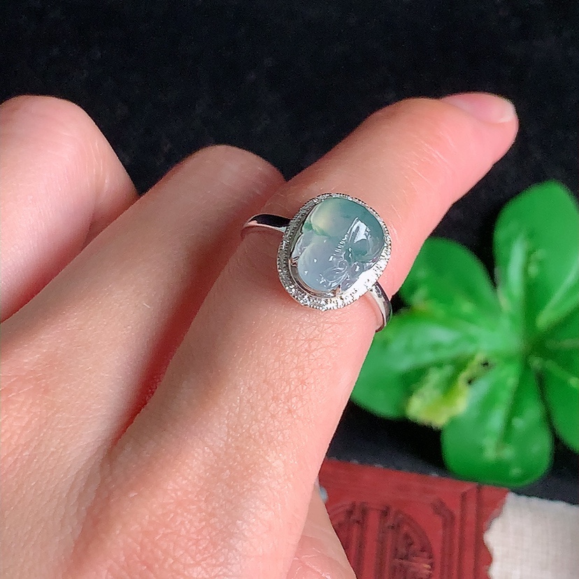 天然A货翡翠18K金镶嵌飘花招财貔貅戒指 圈口17.3裸石
尺寸10.3-8.2mm 重量2.00g 0329