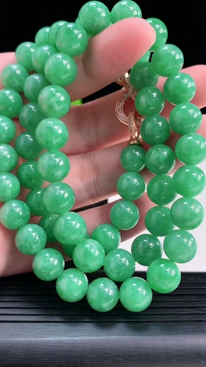 天然A货翡翠圆珠项链，尺寸10重量:104.58g
3月30日