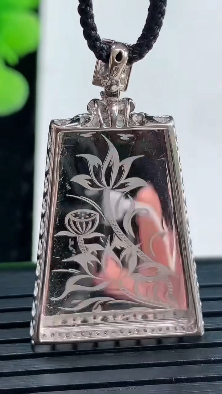 天然A货翡翠无事牌吊坠尺寸38.1-22.4-7裸石26-19.2重量:6.63g
3月31日