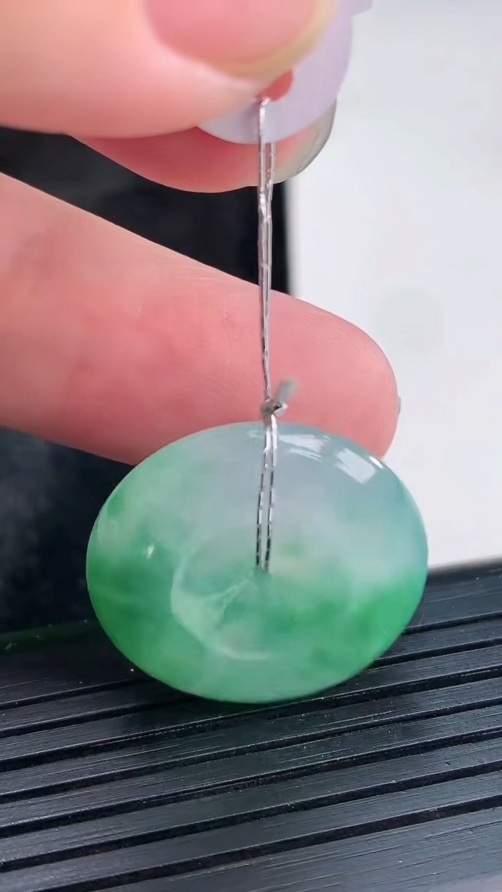 天然A货翡翠冰种飘花平安扣吊坠，尺寸23.5-5.8重量:6.53g
3月30日