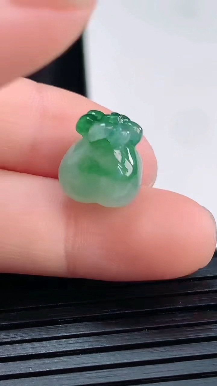 天然A货翡翠钱袋吊坠，尺寸12-10.8重量:2.67g
3月30日