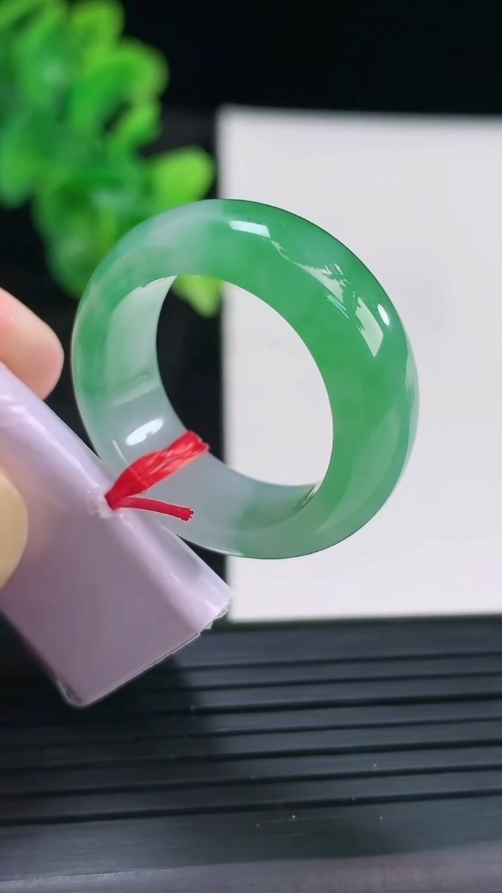 天然A货翡翠素面玉指环 戒指，尺寸19.4-9-4.2重量:8.97g2026年3月30日
工厂直销