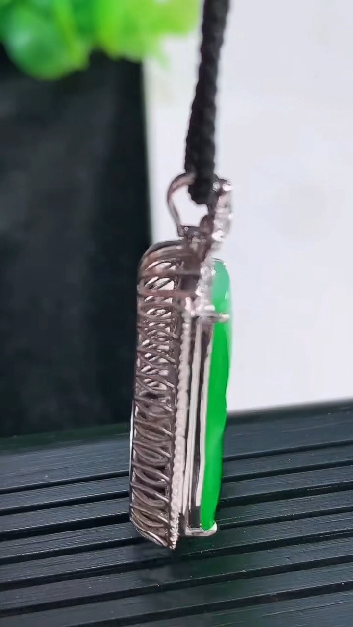 天然A货翡翠节节高升 竹节吊坠，尺寸34-18.6-8，裸石23-16.5重量:5.46g
3月30日