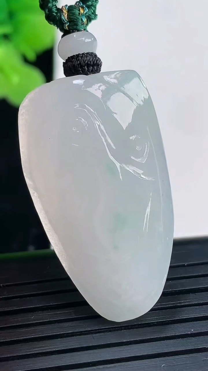 天然A货翡翠飘花原石吊坠尺寸34.2-19.6-8重量:10.81g
3月30日