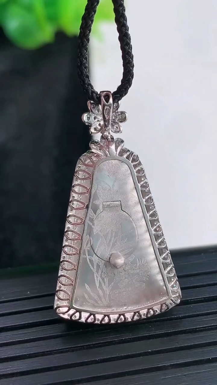 天然A货翡翠节节高升 竹节吊坠，尺寸34-18.6-8，裸石23-16.5重量:5.46g
3月30日