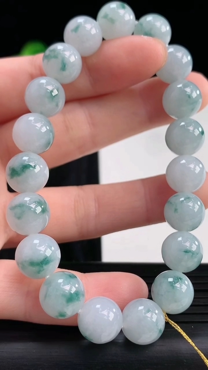 天然A货翡翠飘花圆珠手串，尺寸10重量:33.86g3月30日
工厂直销收藏佳品,种好水足，色泽均匀
