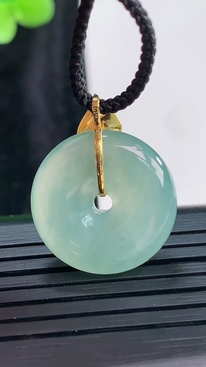 天然A货翡翠平安扣吊坠，尺寸20-5.2重量:4.55g
3月30日