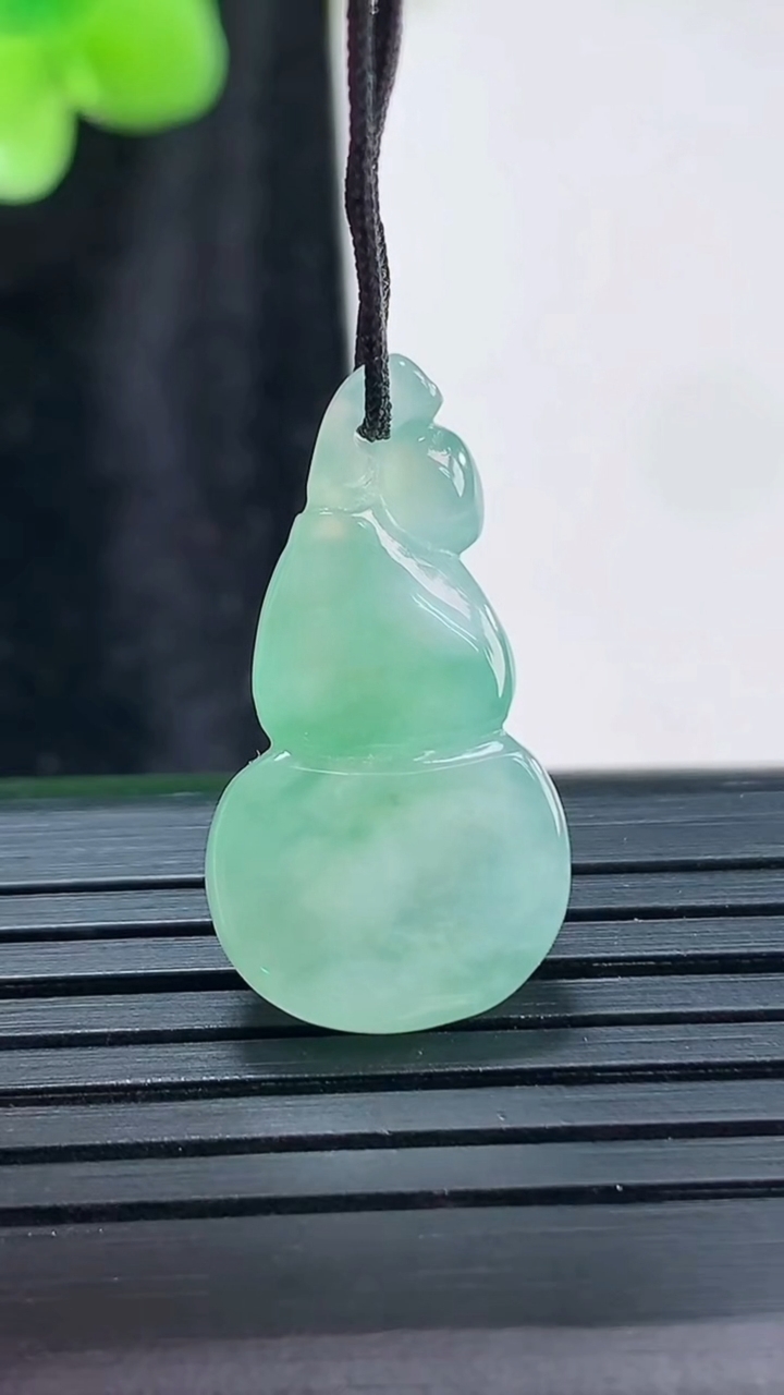 天然A货翡翠葫芦吊坠，尺寸24-13-5.8重量:2.80g
3月30日