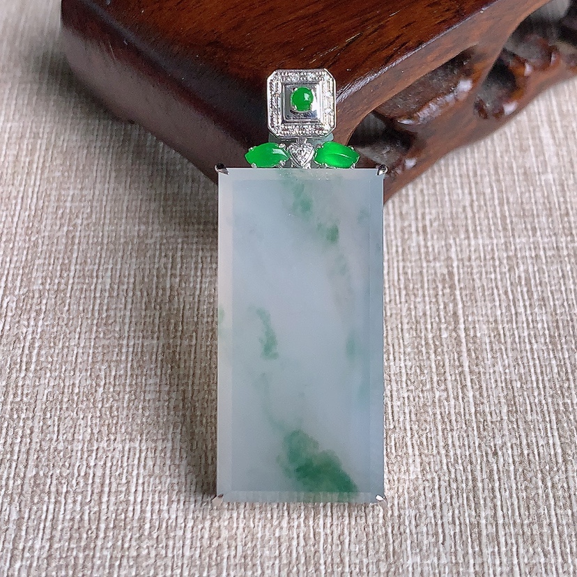 天然A货翡翠18K金伴钻镶嵌飘花无事牌吊坠 
尺寸41.8-31.8-16-6.3mm 重量7.90g 0329