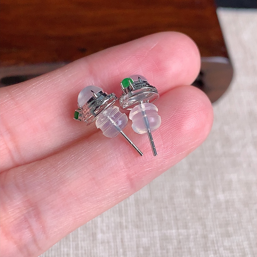 天然A货翡翠18K金伴钻镶嵌白冰白月光蛋面耳钉 
尺寸5.5-5mm 重量1.30g 0329