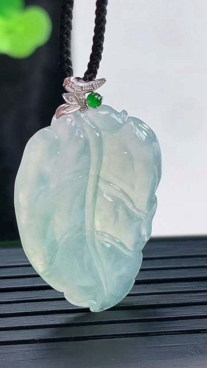 天然A货翡翠金枝玉叶吊坠，尺寸32-21.6-3.5重量:4.58g
3月30日