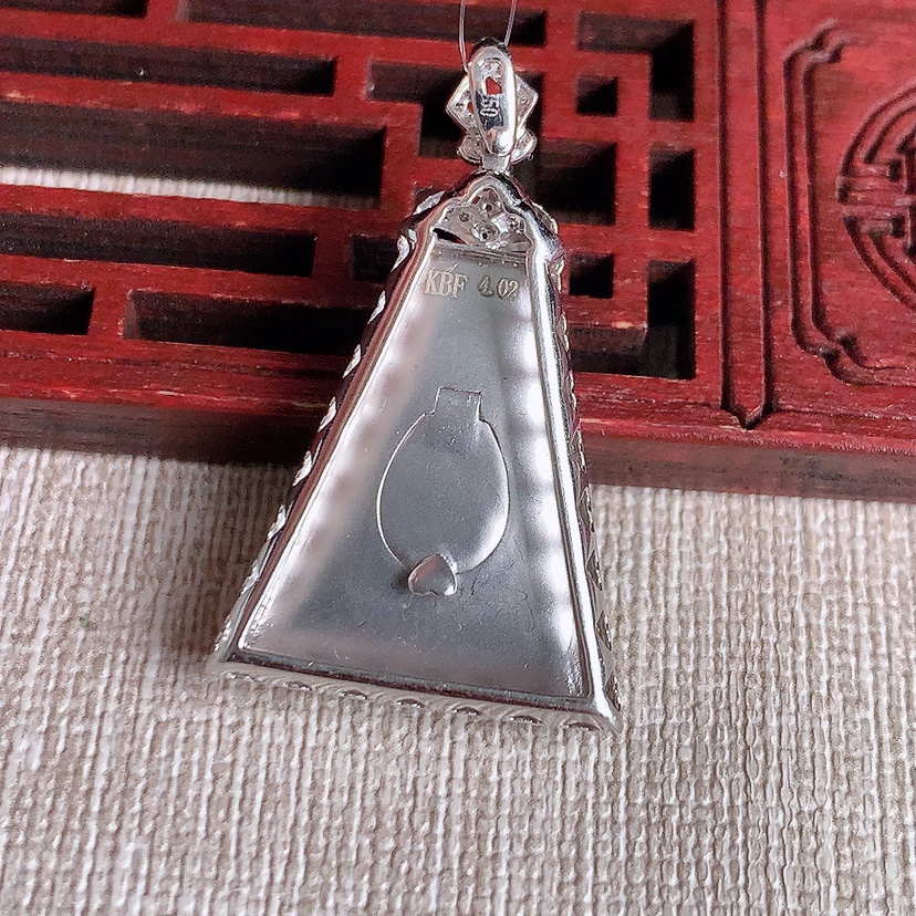 天然A货翡翠18K金伴钻镶嵌阳绿无事牌吊坠 
尺寸34.4-21-6裸石22.6-18.5mm 重量