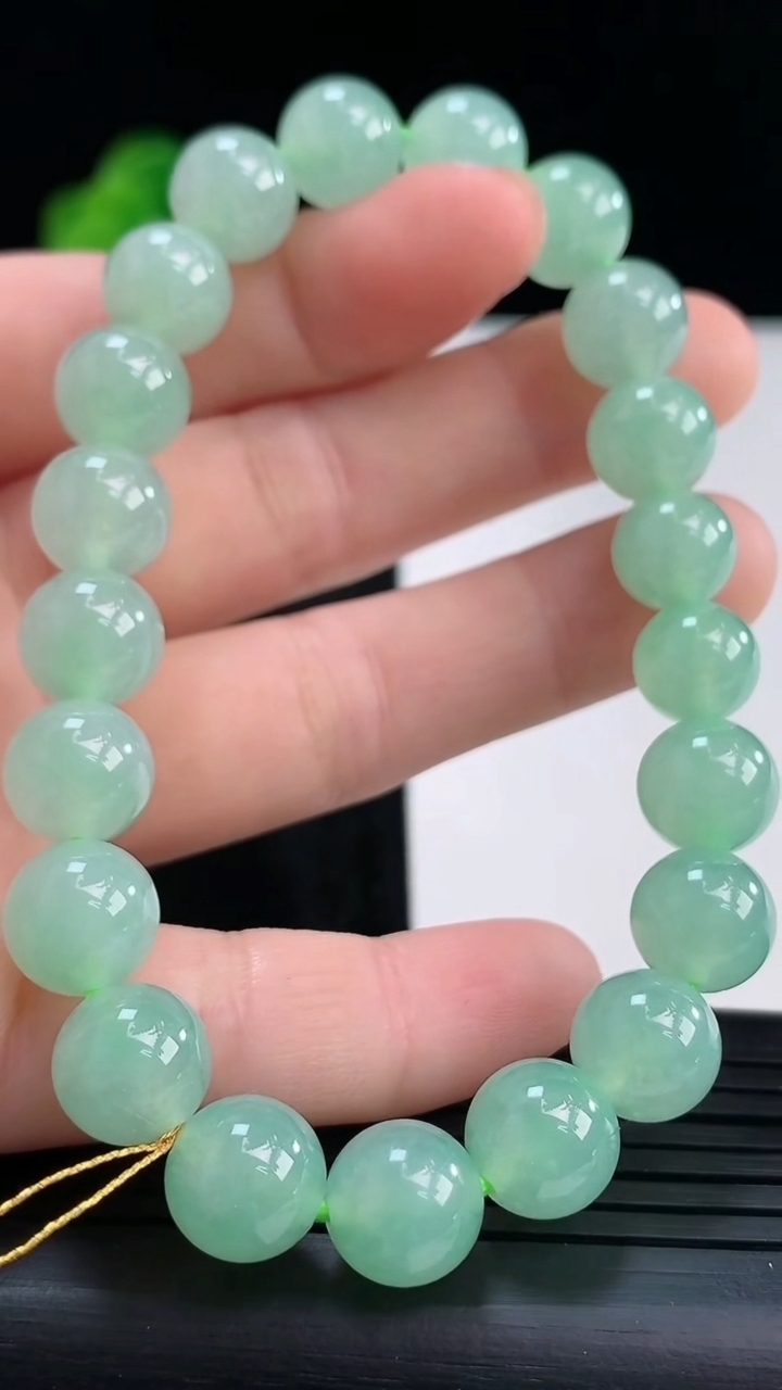 天然A货翡翠圆珠手串，尺寸9.5重量:31.23g3月30日
工厂直销收藏佳品,种好水足，色泽均匀，有种有色，上手高大气！