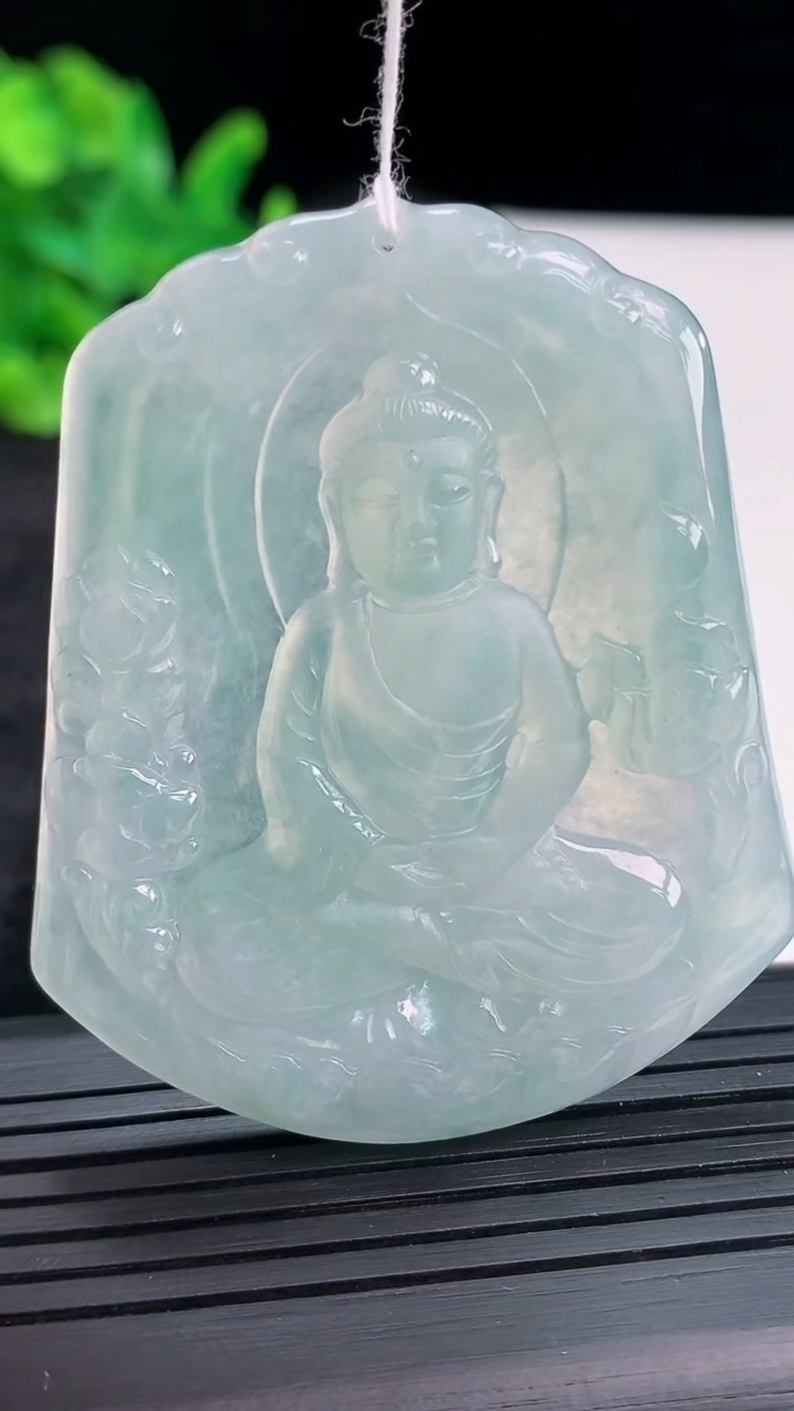 天然A货翡翠大日如来佛吊坠，尺寸55-45.5-5.2重量:26.12g
3月30日