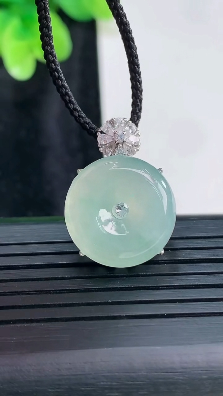 天然A货翡翠平安扣吊坠，尺寸23-17-7.6，裸石16重量:4.42g
3月30日