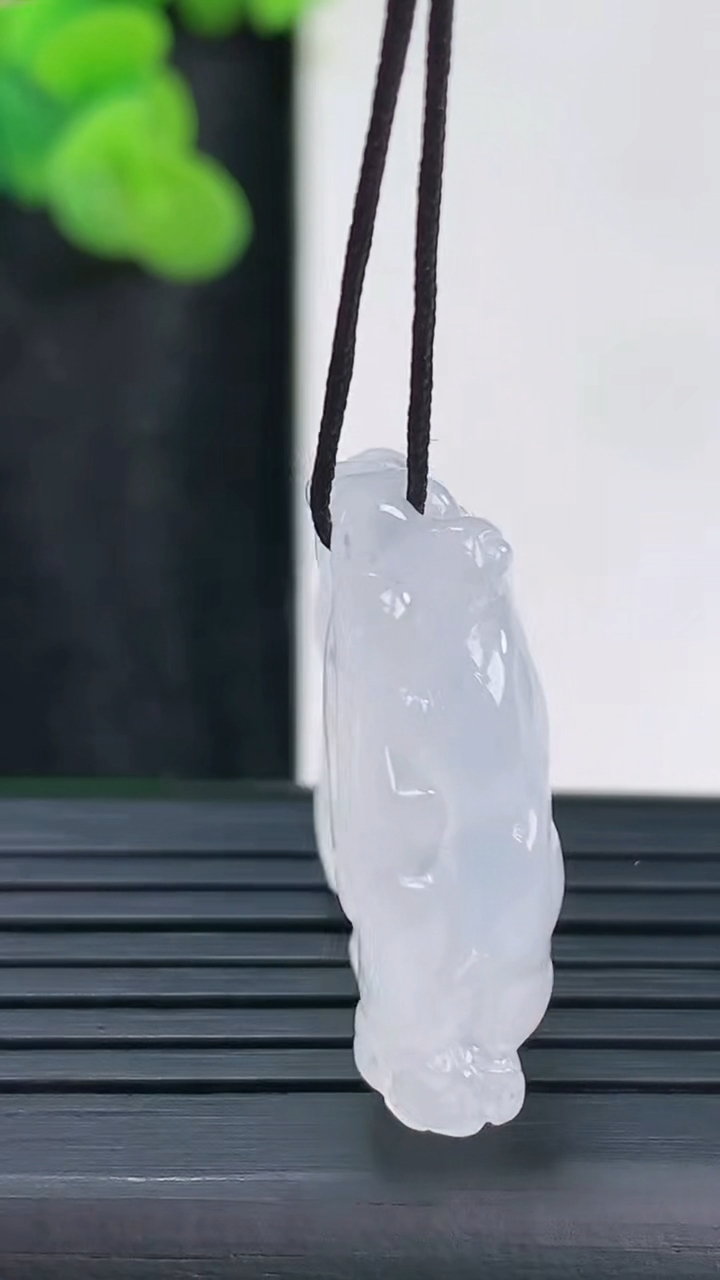 天然A货翡翠人参吊坠，尺寸28.5-24-8.8重量:10.00g
3月30日