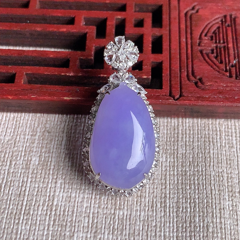 天然A货翡翠18K金伴钻镶嵌紫罗兰福瓜吊坠 
尺寸32.8-15.8-10.2裸石21-12.5mm 重量5.05g 0329